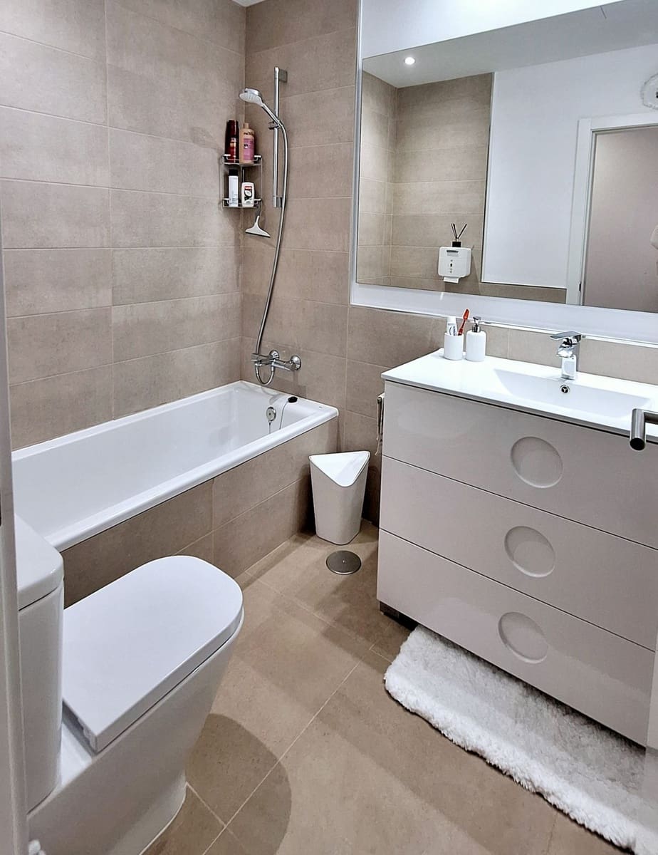 3 bedroom Semi-detached Villa for sale in La Duquesa / Puerto de la Duquesa with pool garage - € 465,000 (Ref: 9580283)