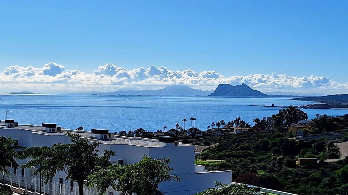 3 bedroom Semi-detached Villa for sale in La Duquesa / Puerto de la Duquesa with pool garage - € 465,000 (Ref: 9580283)