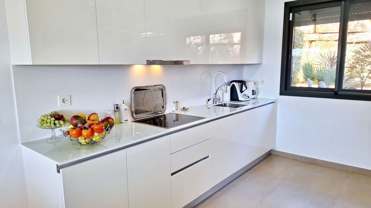 3 bedroom Semi-detached Villa for sale in La Duquesa / Puerto de la Duquesa with pool garage - € 465,000 (Ref: 9580283)