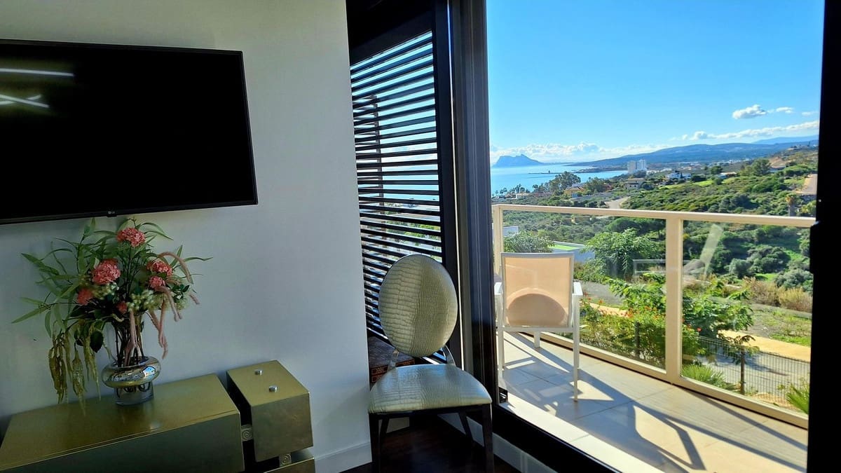 3 bedroom Semi-detached Villa for sale in La Duquesa / Puerto de la Duquesa with pool garage - € 465,000 (Ref: 9580283)