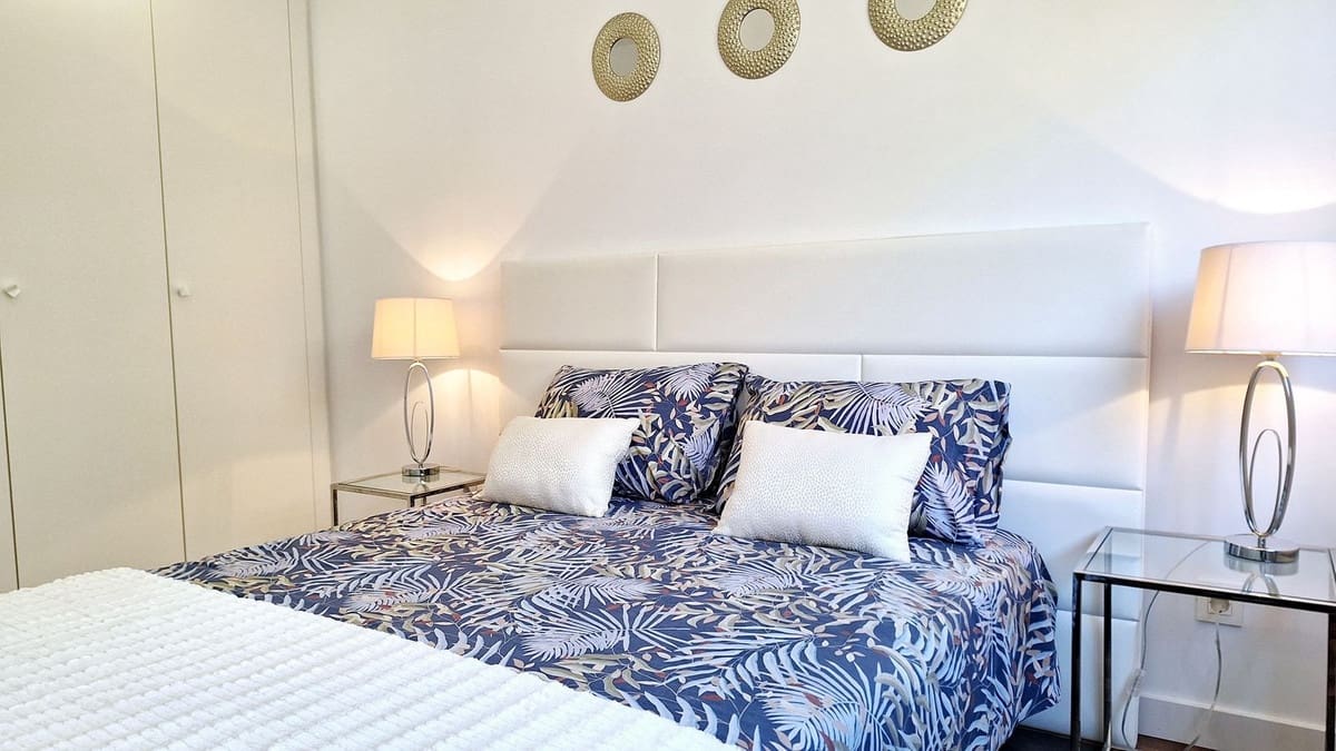 3 bedroom Semi-detached Villa for sale in La Duquesa / Puerto de la Duquesa with pool garage - € 465,000 (Ref: 9580283)