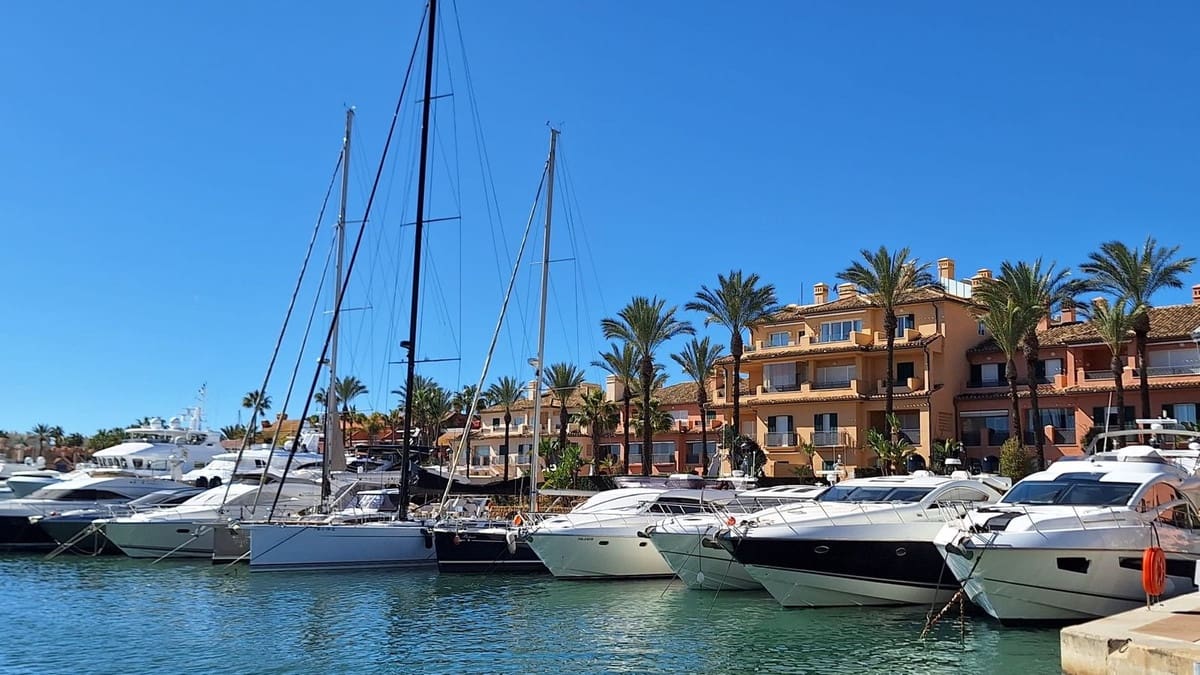 3 bedroom Semi-detached Villa for sale in La Duquesa / Puerto de la Duquesa with pool garage - € 465,000 (Ref: 9580283)