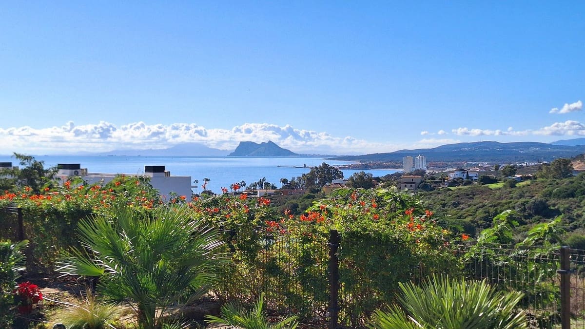 3 bedroom Semi-detached Villa for sale in La Duquesa / Puerto de la Duquesa with pool garage - € 465,000 (Ref: 9580283)