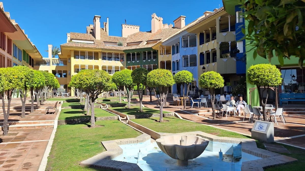 3 bedroom Semi-detached Villa for sale in La Duquesa / Puerto de la Duquesa with pool garage - € 465,000 (Ref: 9580283)