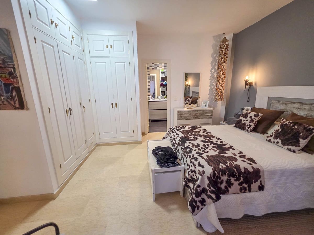 3 slaapkamer Appartement te koop in La Duquesa / Puerto de la Duquesa met zwembad garage - € 499.000 (Ref: 9580304)