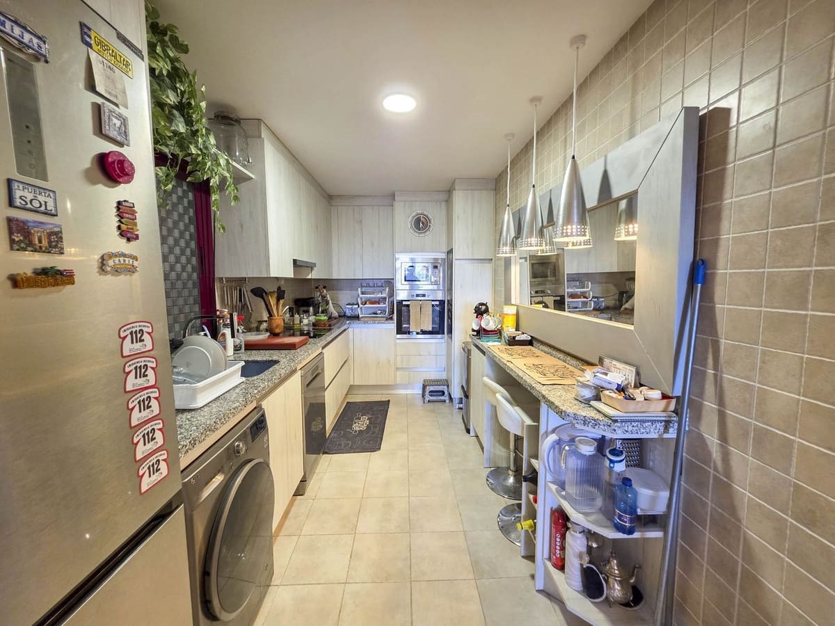 3 slaapkamer Appartement te koop in La Duquesa / Puerto de la Duquesa met zwembad garage - € 499.000 (Ref: 9580304)