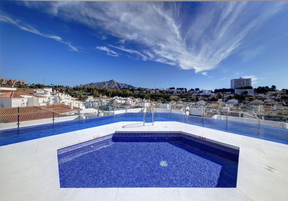 3 soverom Leilighet til salgs i Nueva Andalucia med svømmebasseng garasje - € 479 000 (Ref: 9581222)