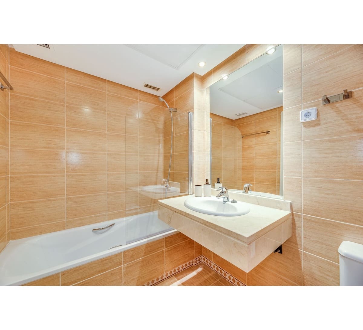 2 soveværelse Lejlighed til salg i Nueva Andalucia med swimmingpool garage - € 480.000 (Ref: 9583160)