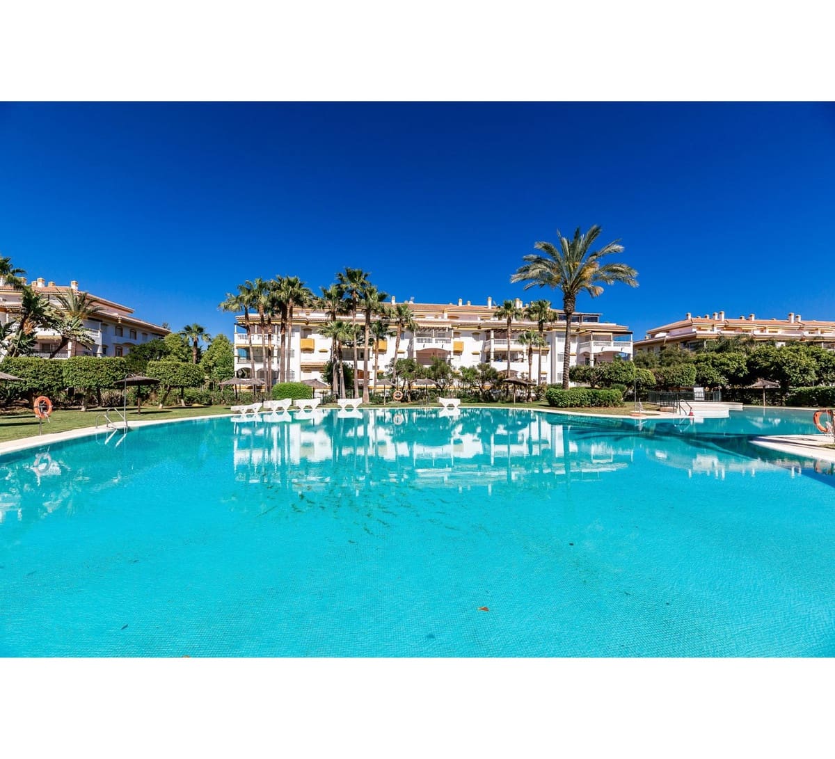 2 soveværelse Lejlighed til salg i Nueva Andalucia med swimmingpool garage - € 480.000 (Ref: 9583160)