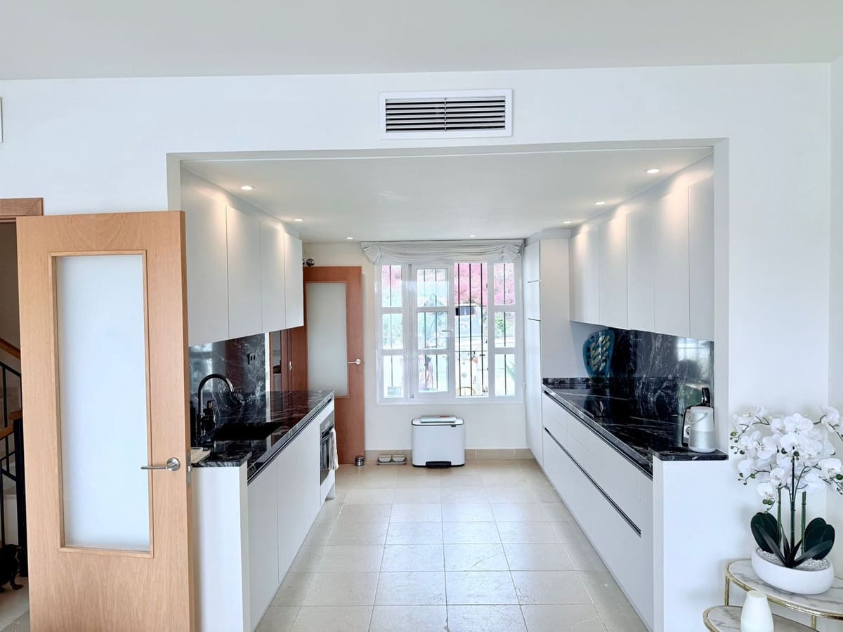 4 sovrum Hus till salu i Manilva med pool garage - 495 000 € (Ref: 9585071)