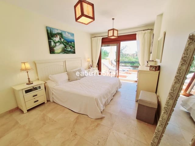 Ático de 2 habitaciones en New Golden Mile, Estepona en venta con piscina - 499.000 € (Ref: 9585088)