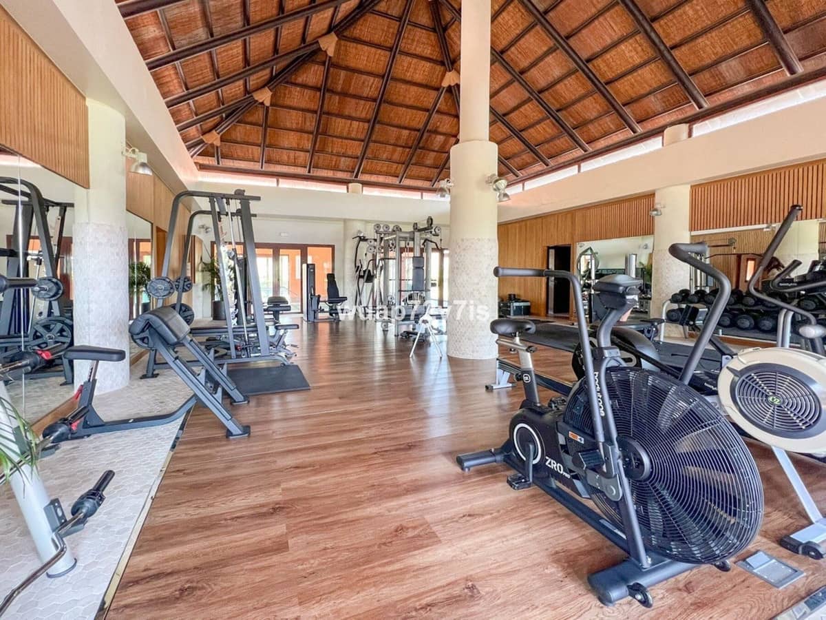 2 sypialnia Penthouse na sprzedaż w Benahavis z basenem garażem - 499 000 € (Ref: 9585089)