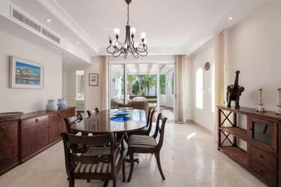 3 sypialnia Penthouse na sprzedaż w Puerto Banus z basenem garażem - 1 600 000 € (Ref: 9588221)