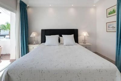 3 sypialnia Penthouse na sprzedaż w Puerto Banus z basenem garażem - 1 600 000 € (Ref: 9588221)