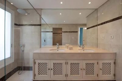 3 sypialnia Penthouse na sprzedaż w Puerto Banus z basenem garażem - 1 600 000 € (Ref: 9588221)