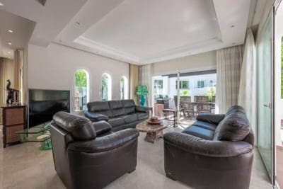3 sypialnia Penthouse na sprzedaż w Puerto Banus, Marbella z basenem garażem - 1 600 000 € (Ref: 9588221)