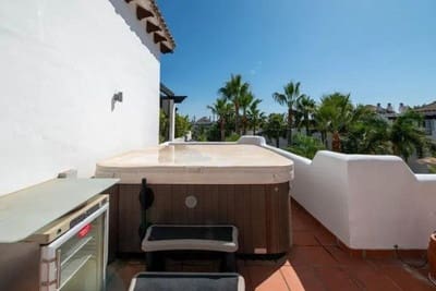 3 sypialnia Penthouse na sprzedaż w Puerto Banus, Marbella z basenem garażem - 1 600 000 € (Ref: 9588221)