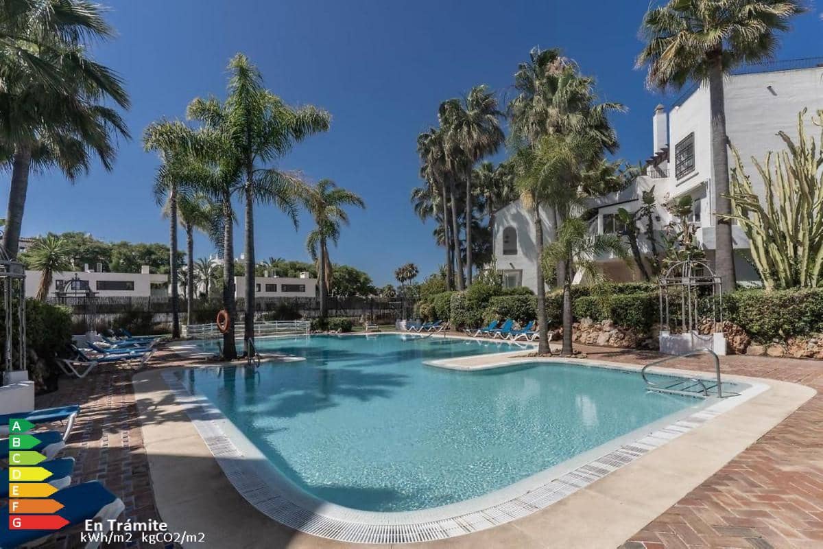 3 sypialnia Penthouse na sprzedaż w Puerto Banus z basenem garażem - 1 600 000 € (Ref: 9588221)