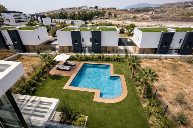 3 slaapkamer Halfvrijstaande villa te koop in Estepona - € 1.250.000 (Ref: 9596820)