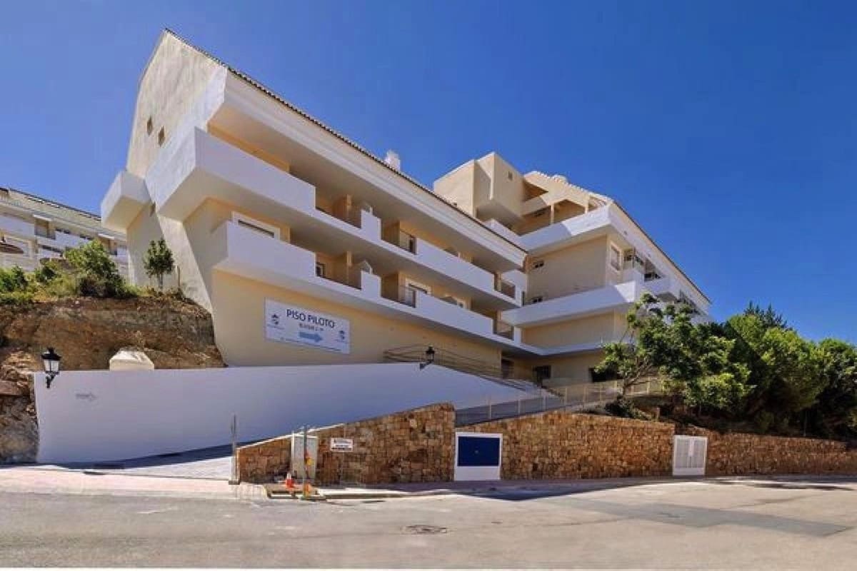 2 sypialnia Apartament na sprzedaż w La Duquesa / Puerto de la Duquesa z basenem garażem - 270 000 € (Ref: 9596827)