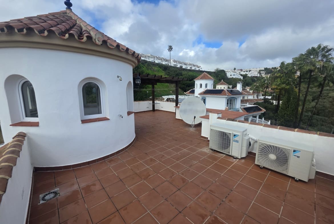 2 sypialnia Willa na sprzedaż w Calahonda z basenem garażem - 749 000 € (Ref: 9598073)