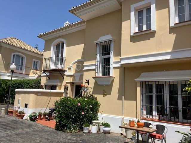 3 Zimmer Doppelhaus zu verkaufen in Elviria, Marbella mit Pool Garage - 685.000 € (Ref: 9598074)