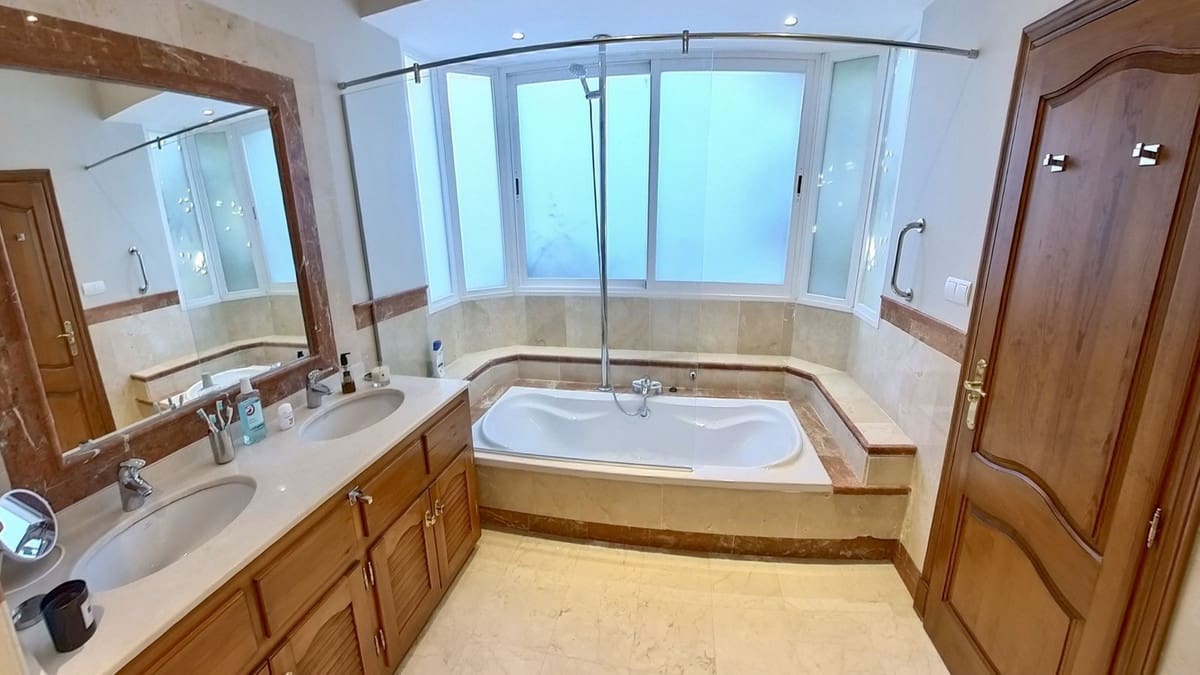 4 quarto Moradia em Banda para venda em Golden Mile com piscina garagem - 1 600 000 € (Ref: 9605003)