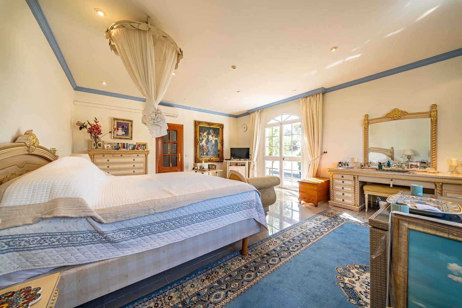 5 bedroom Villa for sale in Alhaurin de la Torre with pool garage - € 1,390,000 (Ref: 9609470)