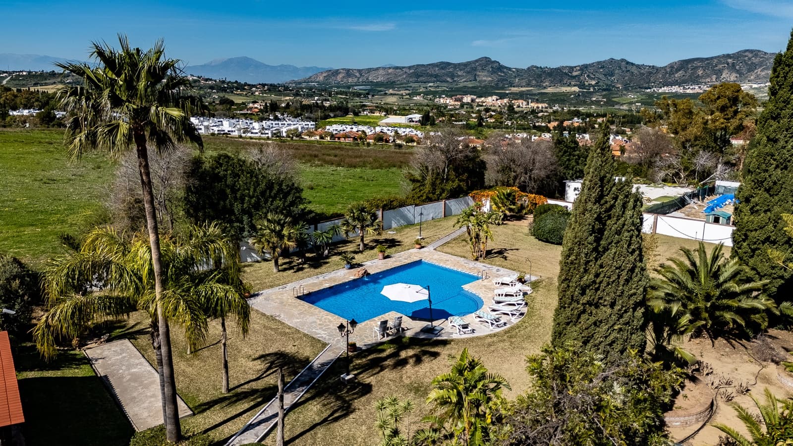 5 bedroom Villa for sale in Alhaurin de la Torre with pool garage - € 1,390,000 (Ref: 9609470)