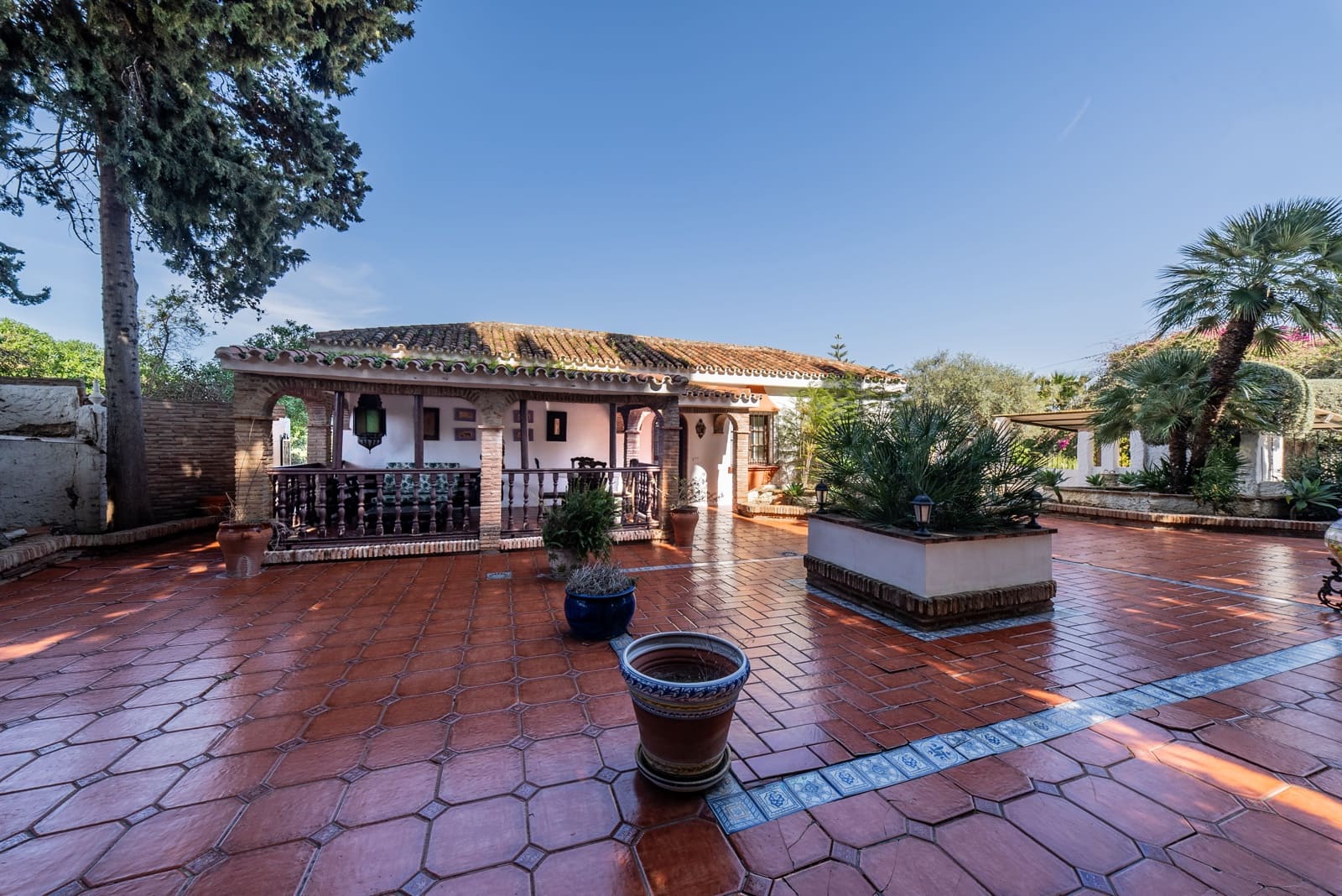 5 bedroom Villa for sale in Alhaurin de la Torre with pool garage - € 1,390,000 (Ref: 9609470)