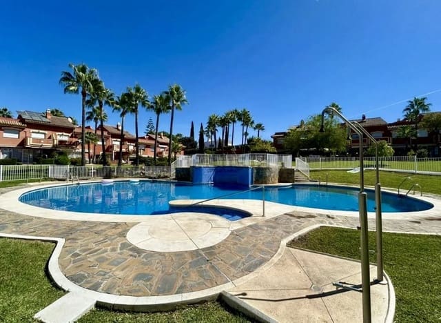 4 soveværelse Semi-Rækkehus til salg i Estepona med swimmingpool garage - € 699.000 (Ref: 9610684)