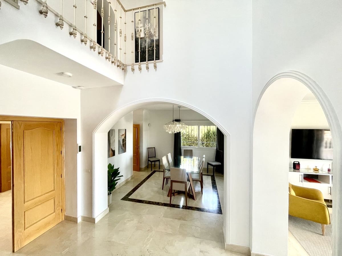 4 bedroom Villa for sale in Mijas Golf with pool garage - € 999,999 (Ref: 9613975)