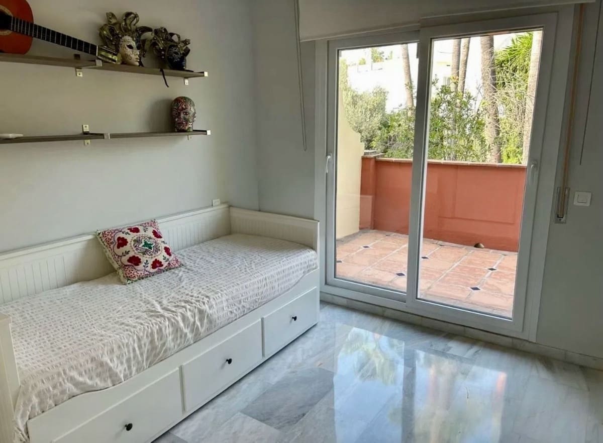 4 quarto Moradia Geminada para venda em Estepona com piscina garagem - 699 000 € (Ref: 9640623)
