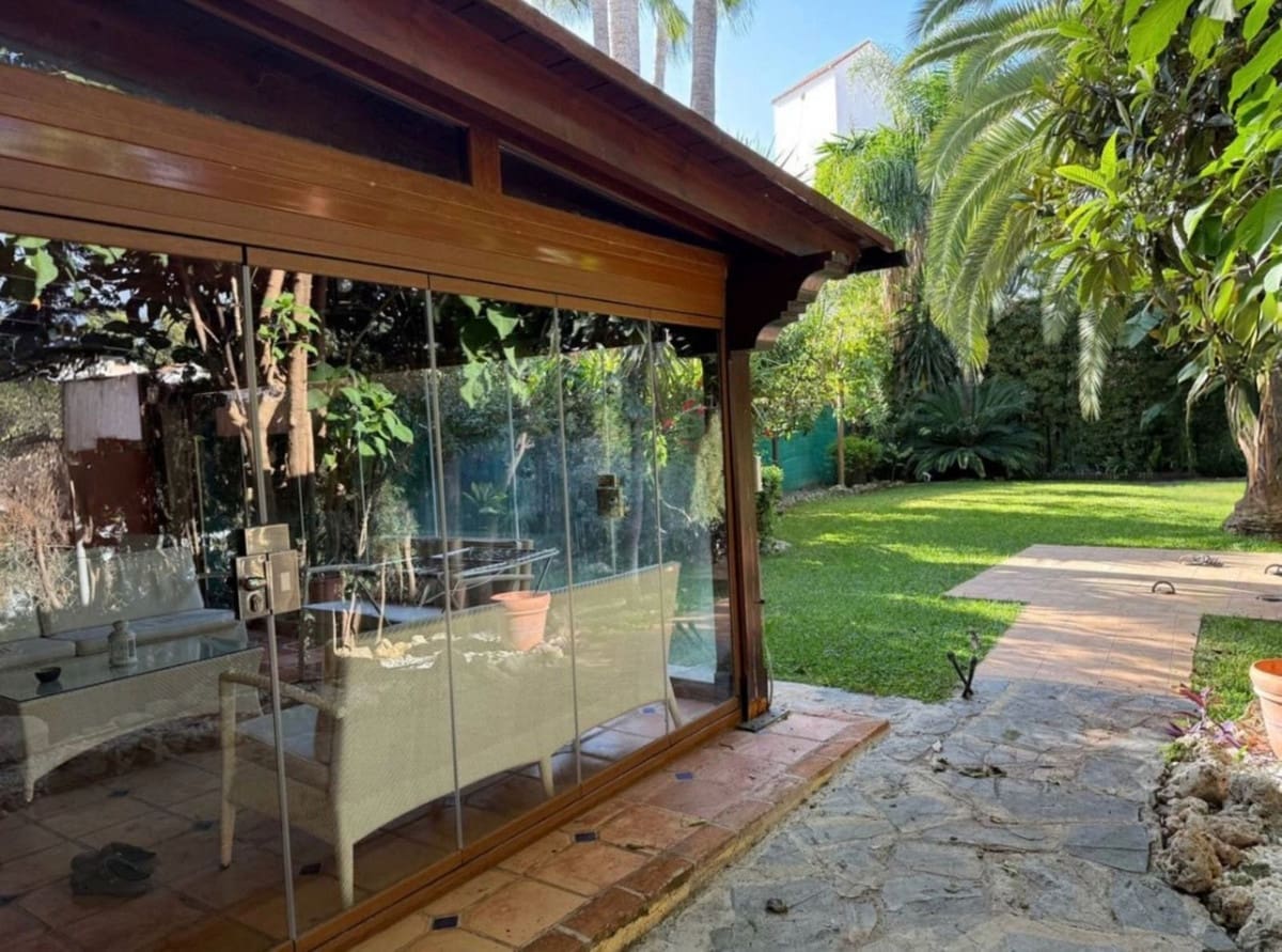 4 quarto Moradia Geminada para venda em Estepona com piscina garagem - 699 000 € (Ref: 9640623)