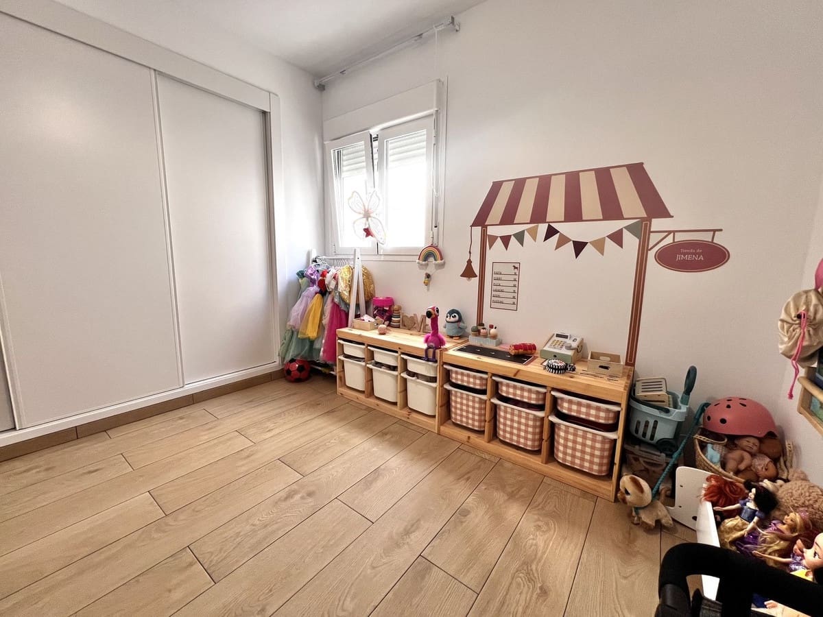 4 quarto Apartamento para venda em Estepona com piscina garagem - 584 000 € (Ref: 9664286)