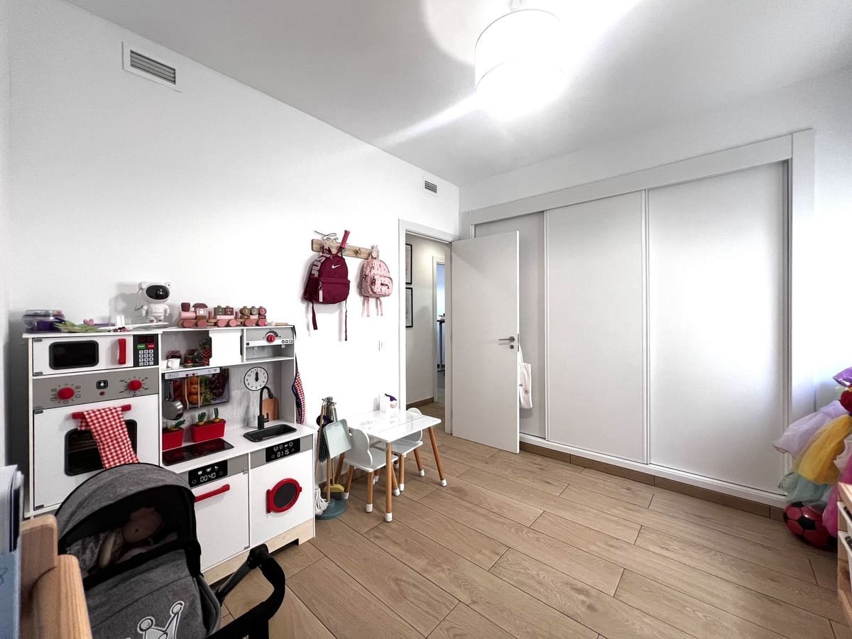 4 quarto Apartamento para venda em Estepona com piscina garagem - 584 000 € (Ref: 9664286)