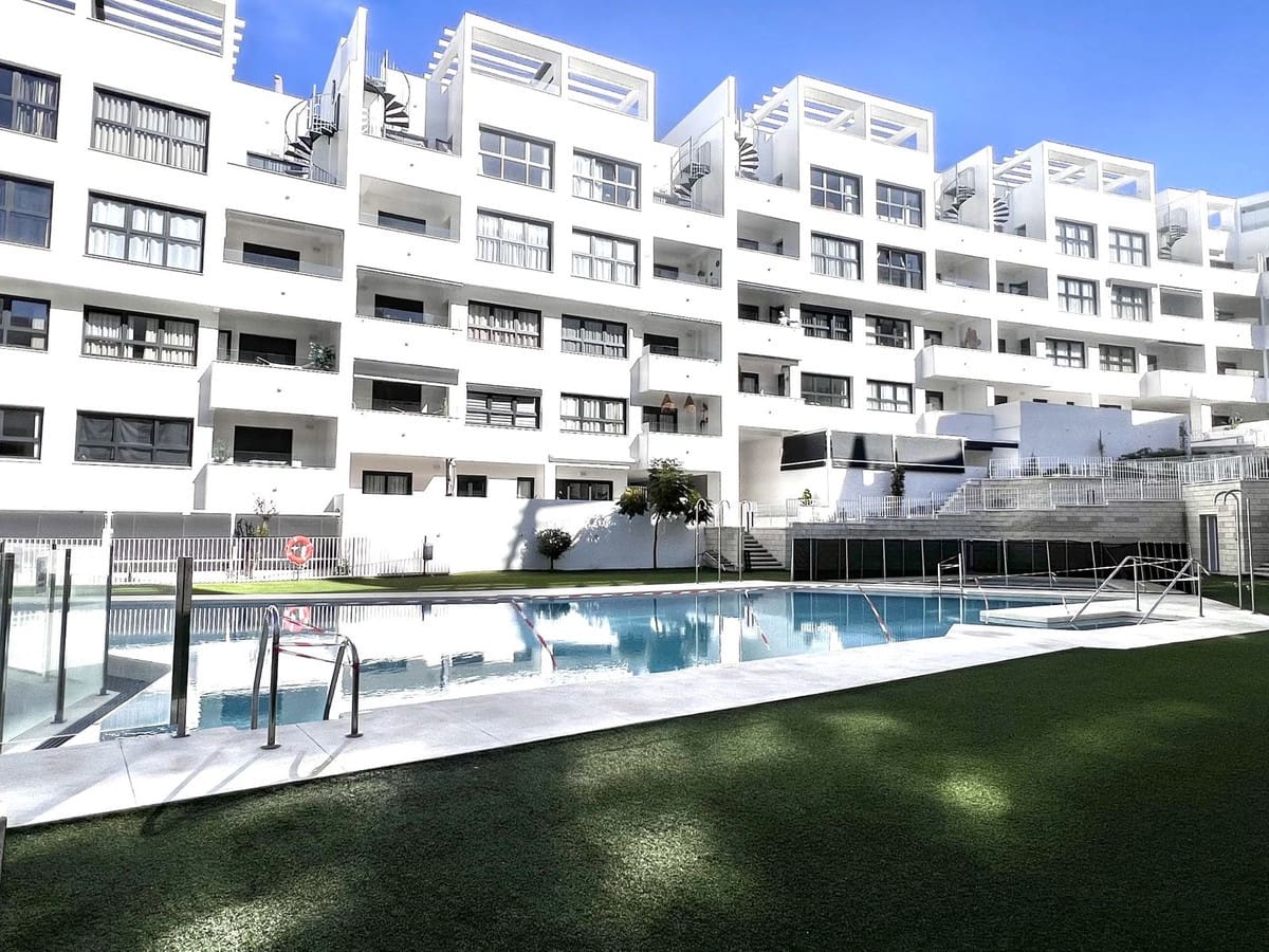 4 quarto Apartamento para venda em Estepona com piscina garagem - 584 000 € (Ref: 9664286)