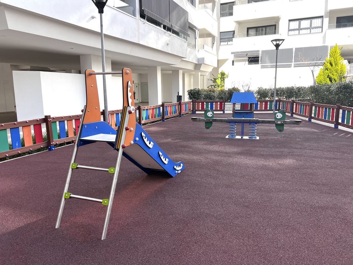 4 quarto Apartamento para venda em Estepona com piscina garagem - 584 000 € (Ref: 9664286)