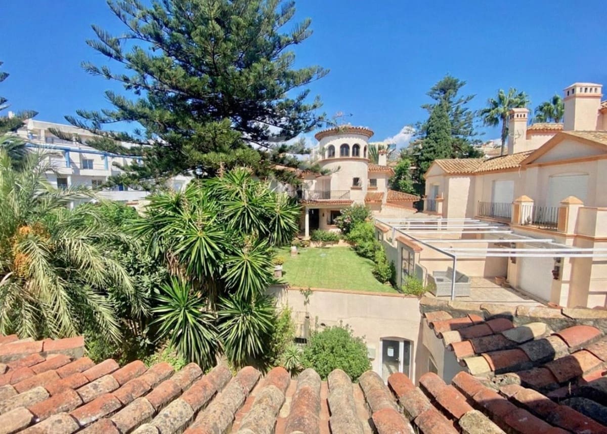 5 bedroom Townhouse for sale in Estepona with pool garage - € 895,000 (Ref: 9674811)
