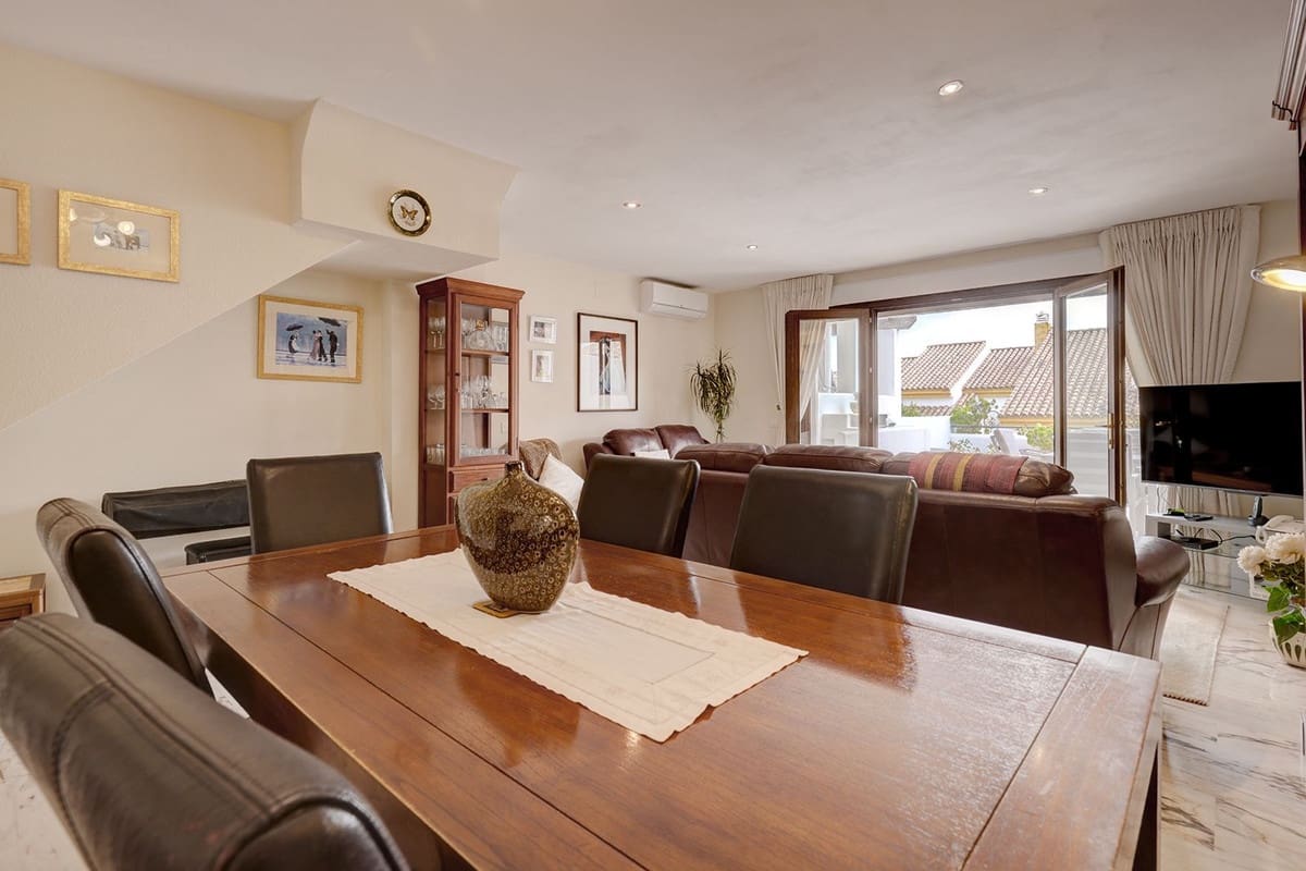 4 bedroom Townhouse for sale in La Duquesa / Puerto de la Duquesa with pool garage - € 450,000 (Ref: 9676029)