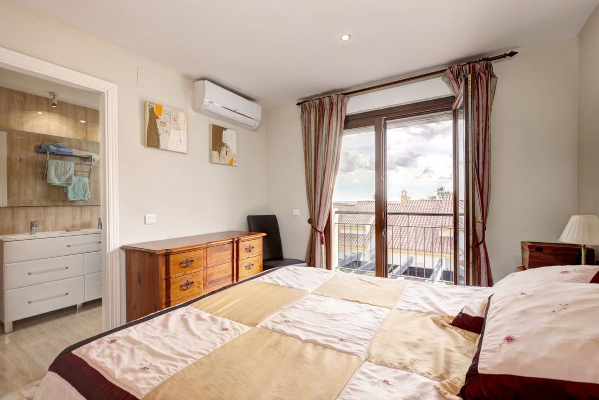 4 bedroom Townhouse for sale in La Duquesa / Puerto de la Duquesa with pool garage - € 450,000 (Ref: 9676029)