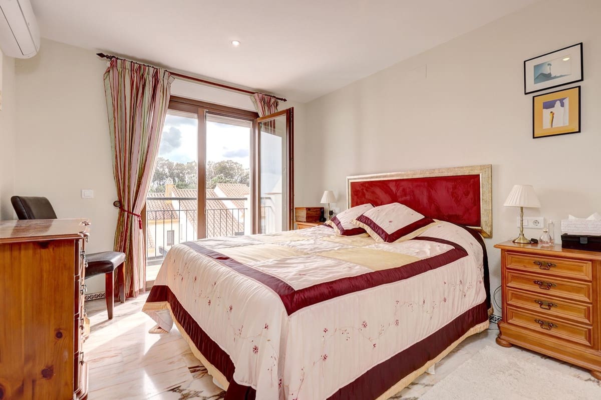 4 bedroom Townhouse for sale in La Duquesa / Puerto de la Duquesa with pool garage - € 450,000 (Ref: 9676029)