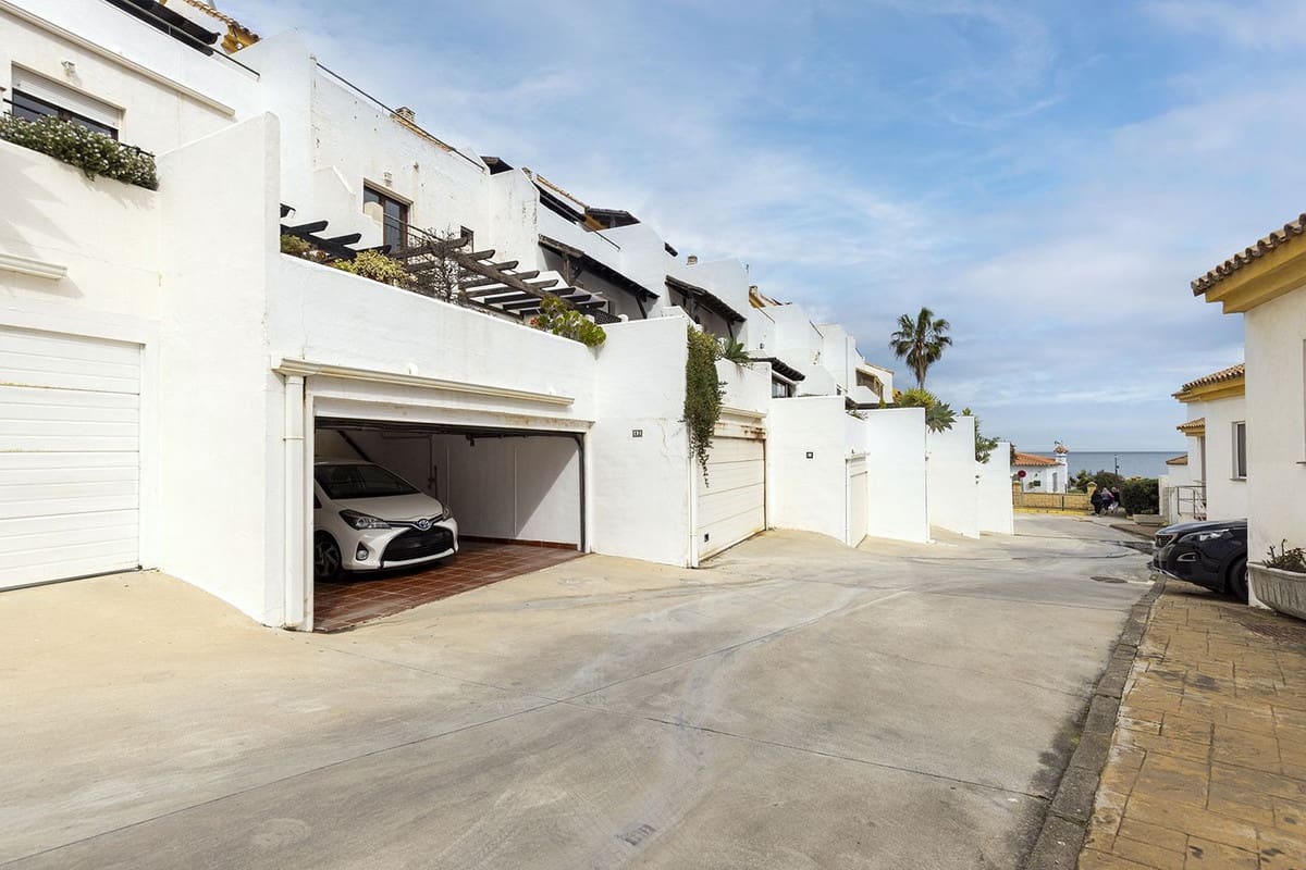 4 bedroom Townhouse for sale in La Duquesa / Puerto de la Duquesa with pool garage - € 450,000 (Ref: 9676029)