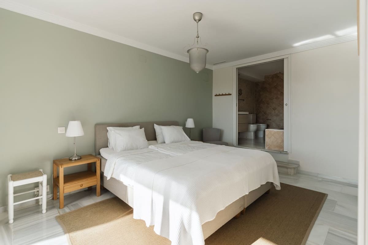 2 bedroom Apartment for sale in Nueva Andalucia with pool garage - € 795,000 (Ref: 9685144)