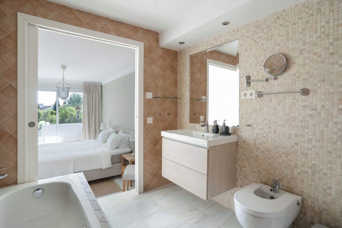 2 bedroom Apartment for sale in Nueva Andalucia with pool garage - € 795,000 (Ref: 9685144)