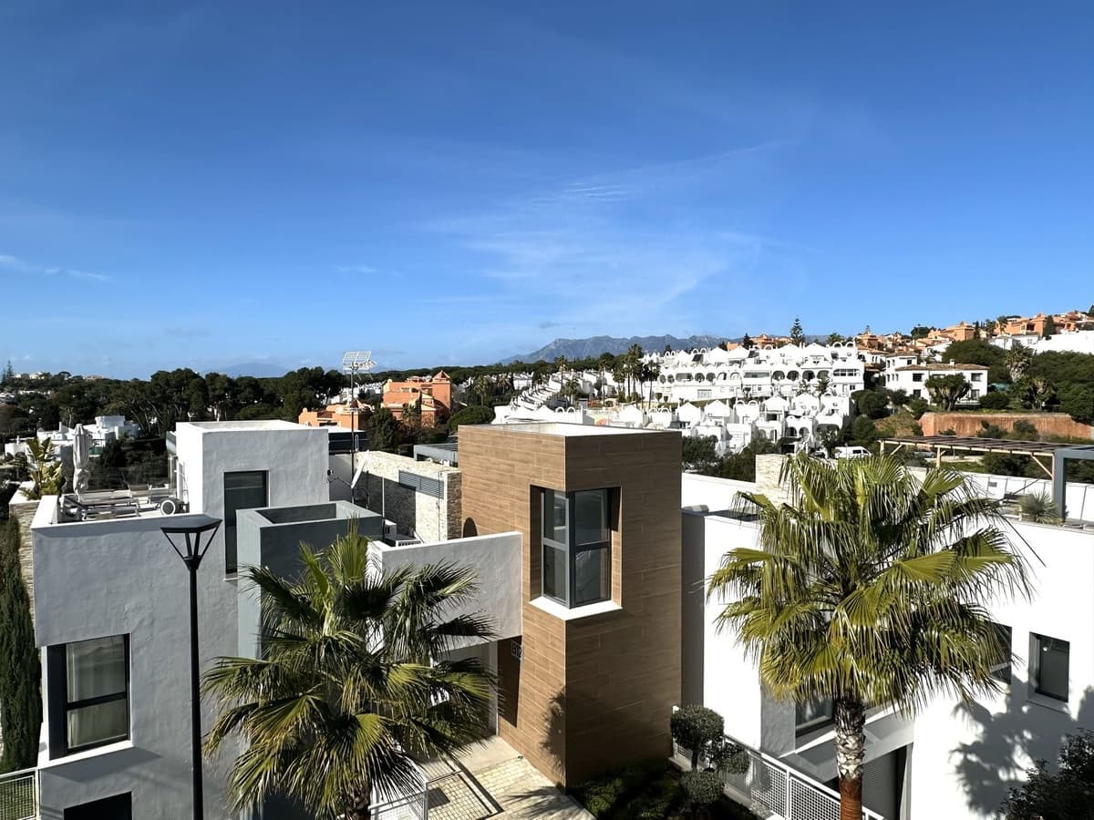 2 quarto Penthouse para venda em Marbella com piscina garagem - 899 000 € (Ref: 9685532)