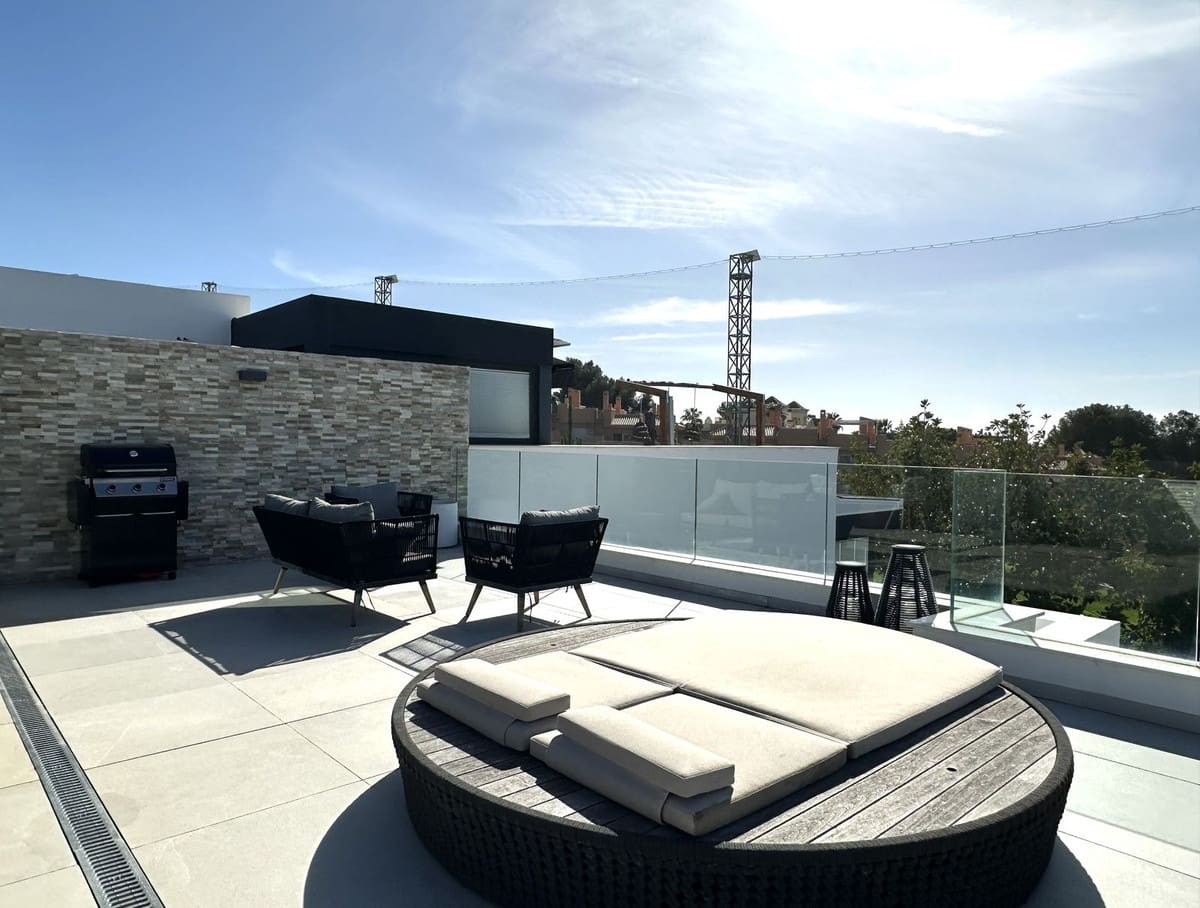 2 quarto Penthouse para venda em Marbella com piscina garagem - 899 000 € (Ref: 9685532)