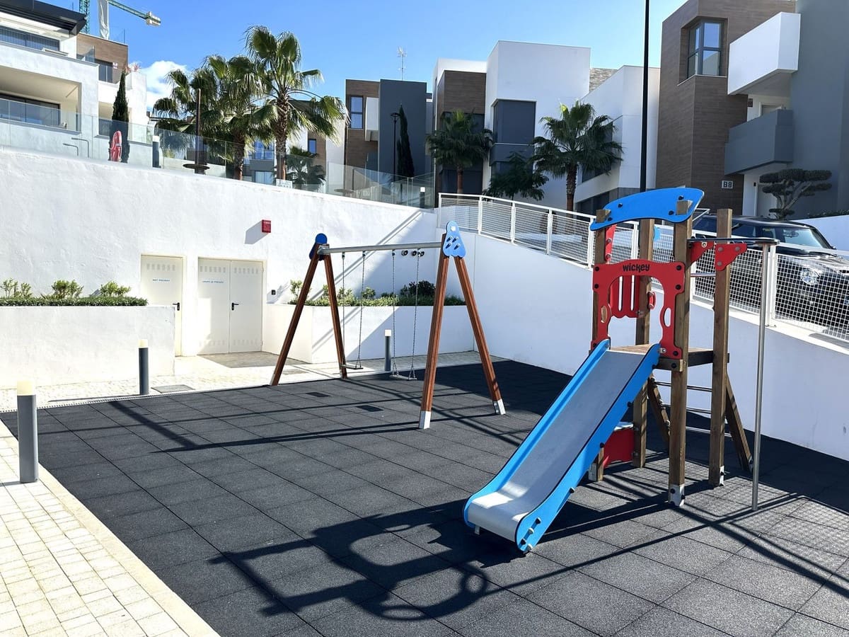 2 quarto Penthouse para venda em Marbella com piscina garagem - 899 000 € (Ref: 9685532)