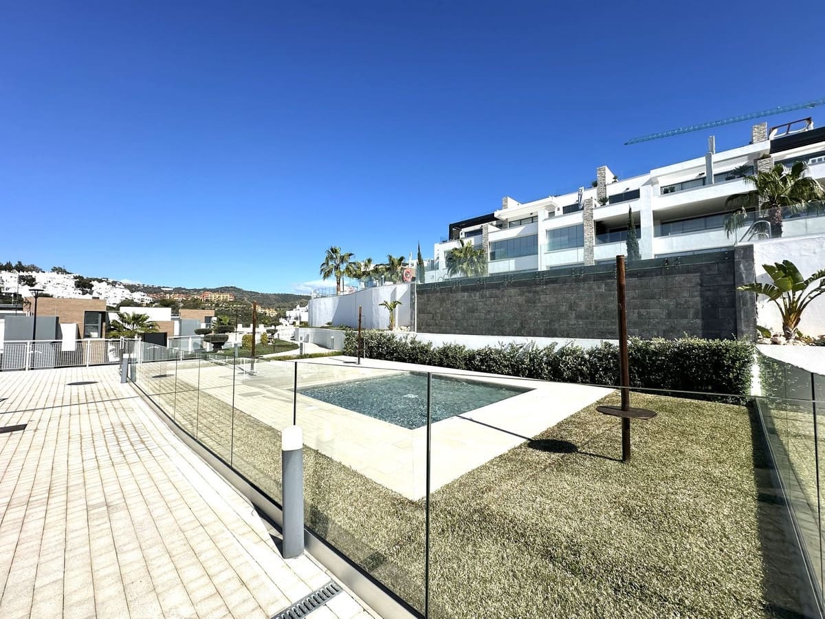 2 quarto Penthouse para venda em Marbella com piscina garagem - 899 000 € (Ref: 9685532)