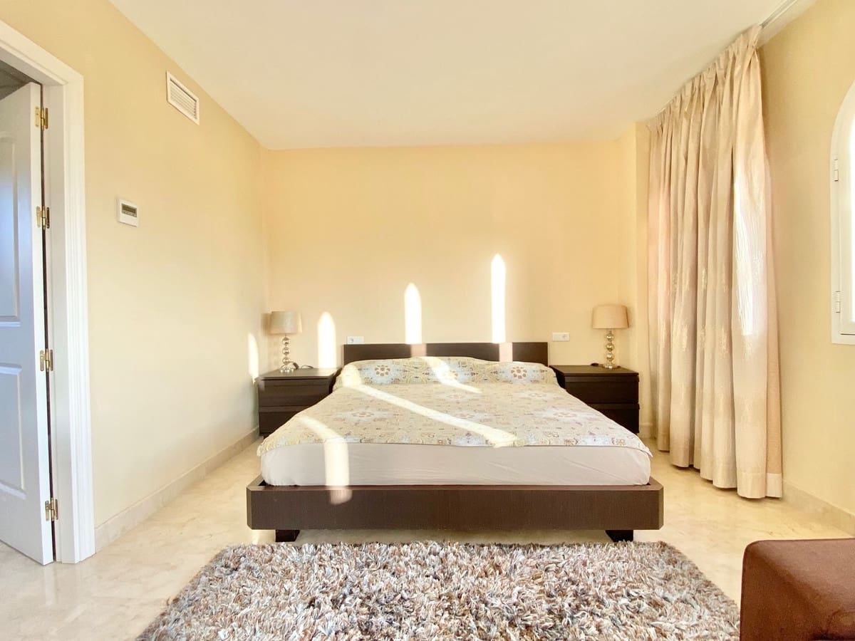 3 bedroom Penthouse for sale in Elviria with pool garage - € 645,000 (Ref: 9687503)